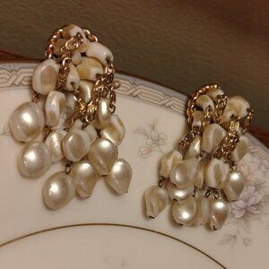 Vtg 40s 50s Rare Unsigned Cream Faux Pearl Dangle Gold Tone Clip on Earrings